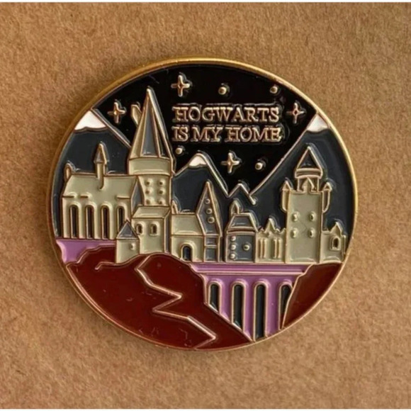 Brand new "Hogwarts is My Home" wizard enamel pin - Picture 1 of 2